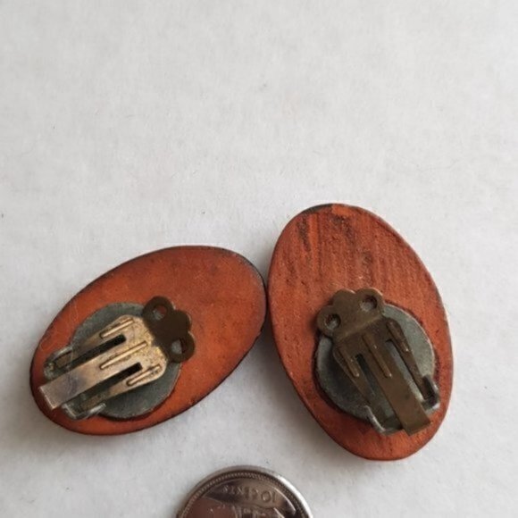 Vintage oval shaped black, gold, and silver clip on earrings retro - Picture 5 of 6